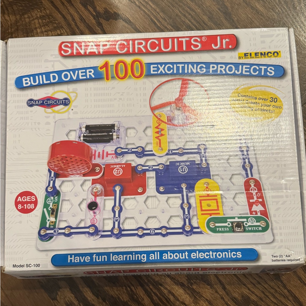 Lightly used Snap Circuit. Build over 100 exciting projects!